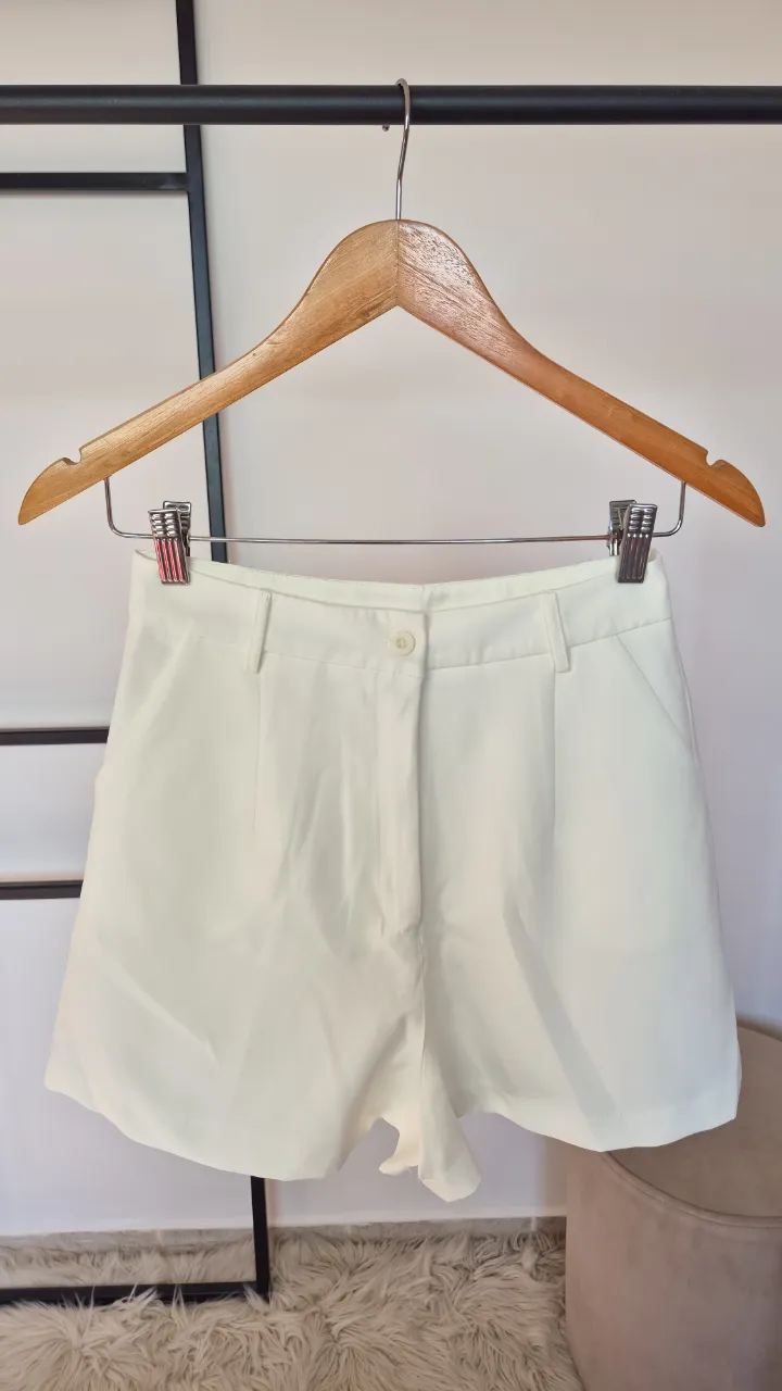 Short sastrero.
Nuevo.
Talle M.
Rígido.
Cintura 32 cm
Largo 39 cm