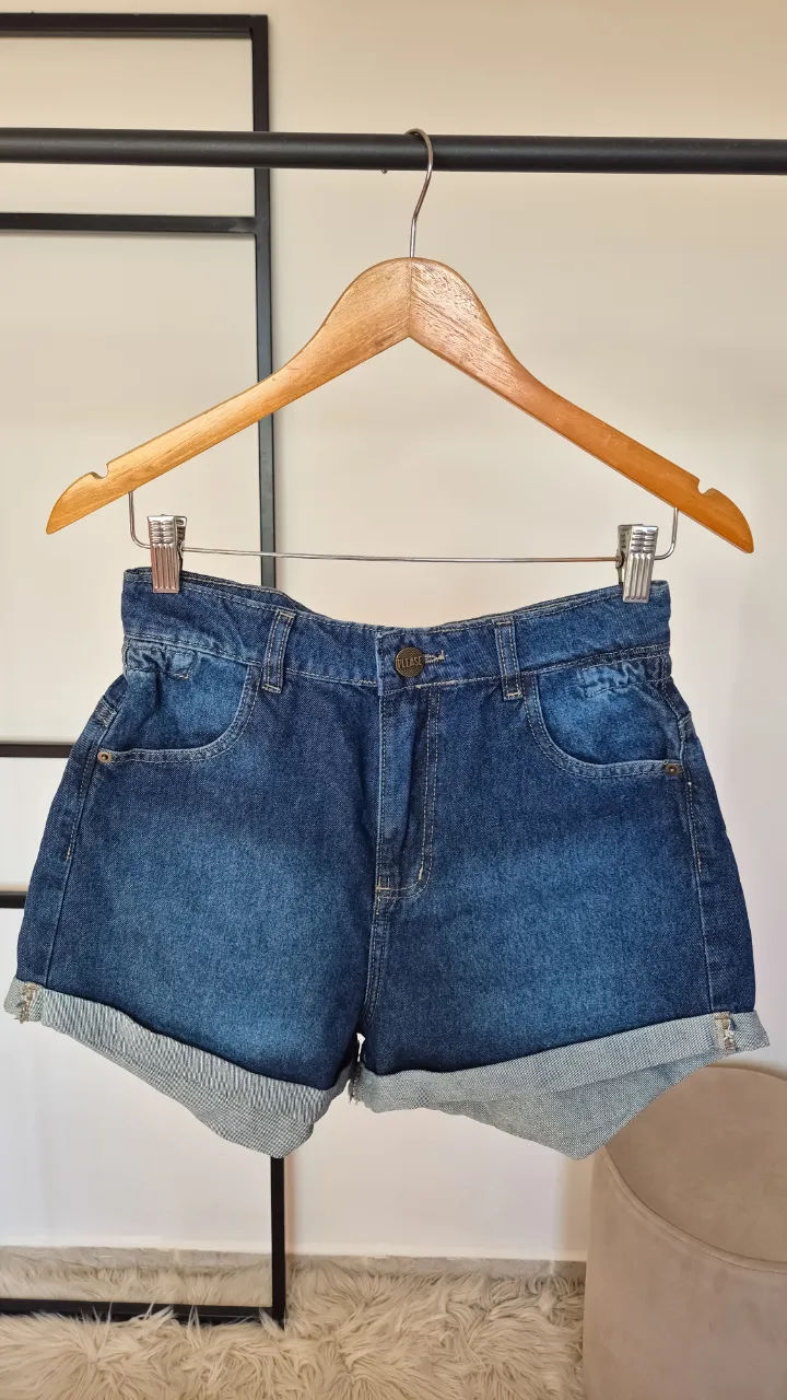 Short denim.
Nuevo.
Talle 38.
Rígido.
Cintura 33 cm
Largo 33 cm