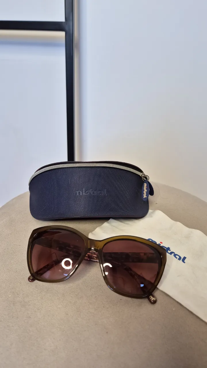 Lentes Mistral.
Muy buen estado general.
Con su estuche y paño.