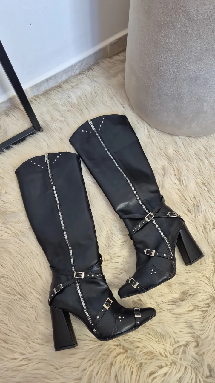 Botas caña alta.
Muy buen estado.
Número 38.
Con cierre lateral.
Cuero sintético.
Largo total 48 cm.
Taco 9 cm.