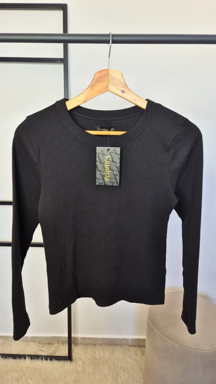 Remera Cataleia.
Nueva con etiqueta.
Talle S/M.
Axilas 37 cm
Largo 49 cm