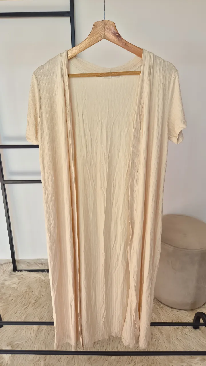 Saquito largo.
Nuevo.
Talle único.
Espalda 49 cm
Largo 113 cm