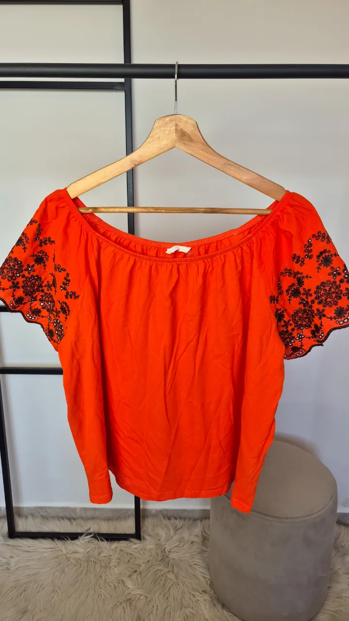 Blusa H&M 100% algodón.
Muy buen estado.
Talle L.
Axilas 58 cm
Largo 54 cm