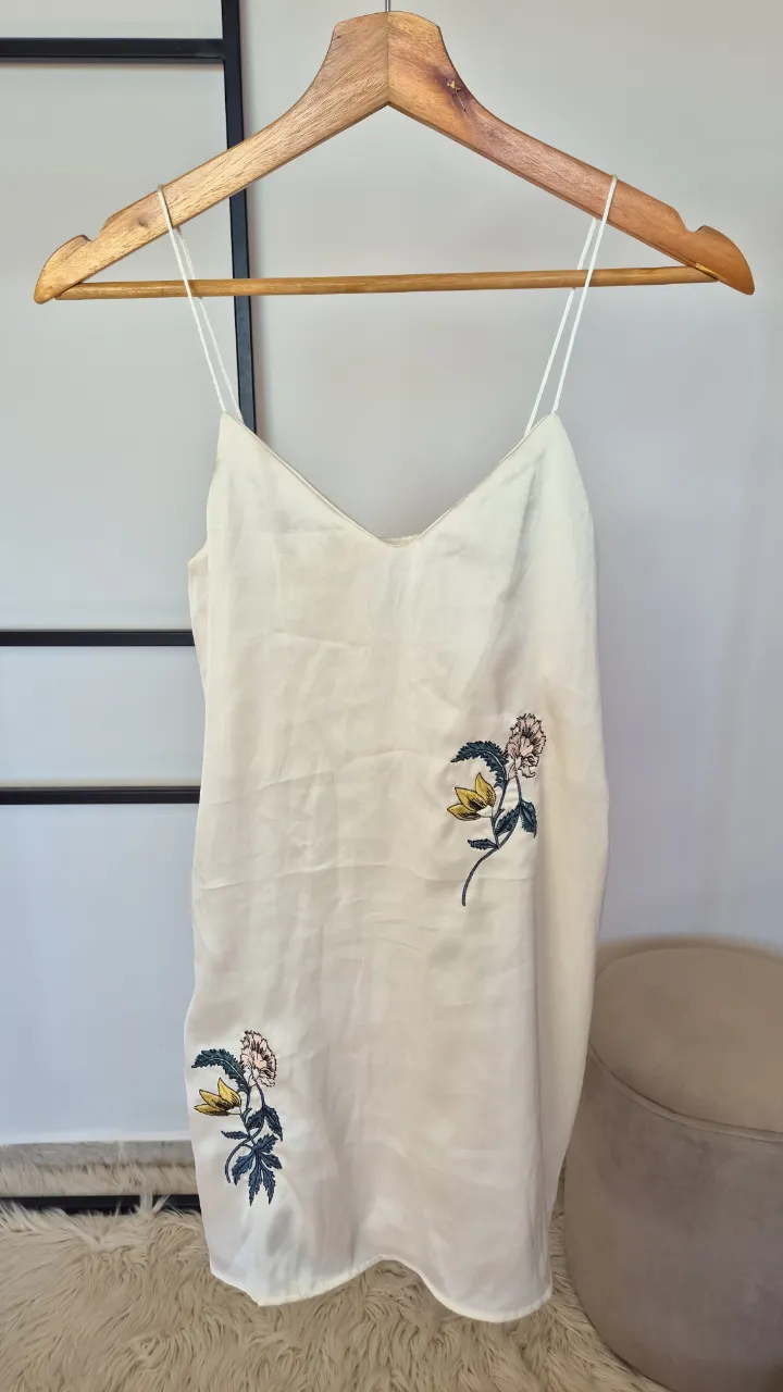 Vestido corto.
Muy buen estado.
Talle único.
Axilas 34 cm
Largo 74 cm