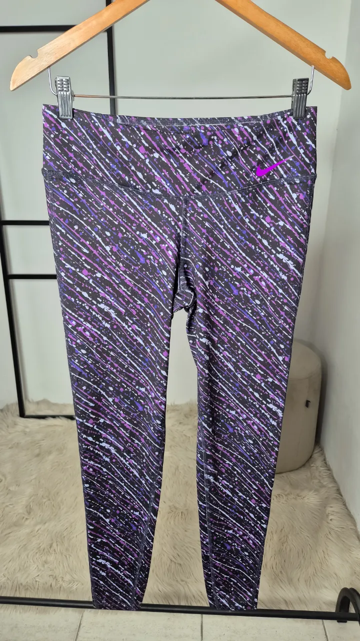 Calza larga Nike.
Excelente estado.
Talle M.
Cintura 34 cm
Tiro 22 cm
Largo 93 cm