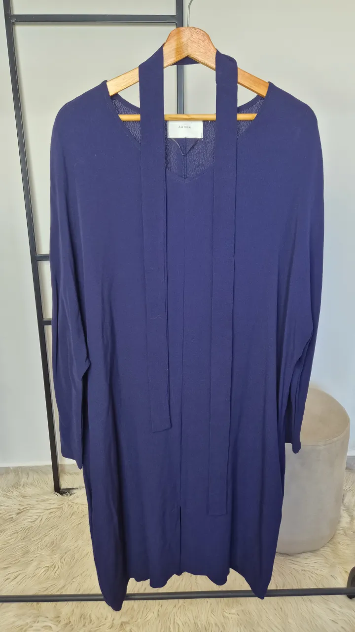 Vestido Awada con lazo para atar en la cintura.
Nuevo, sin uso.
Talle 4.
Axilas 62 cm
Largo 105 cm