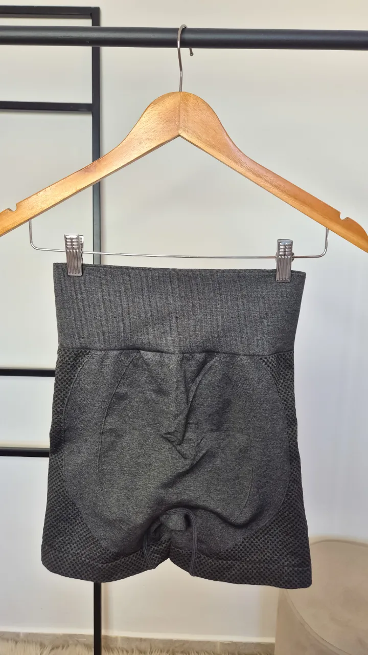 Calza corta frunce.
Excelente estado.
Talle S/M.
Cintura 28 cm
Largo 33 cm