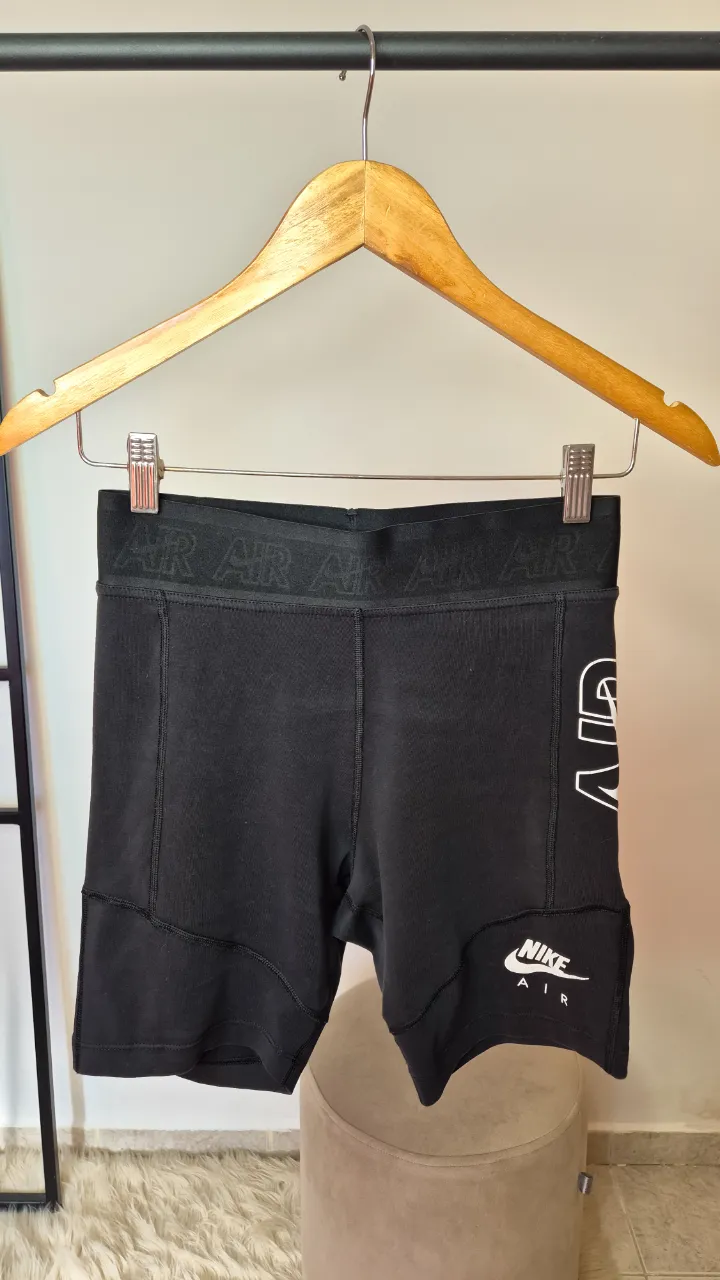 Calza corta Nike.
Buen estado general.
Talle S.
Cintura 32 cm
Largo 38 cm
