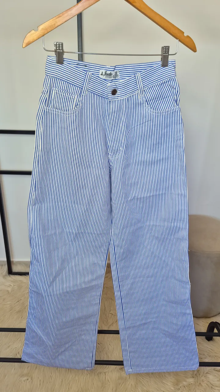 Pantalón rayado.
Nuevo
Talle 36.
Tiro alto. Rígido.
Cintura 32 cm
Tiro 29 cm
Largo 107 cm