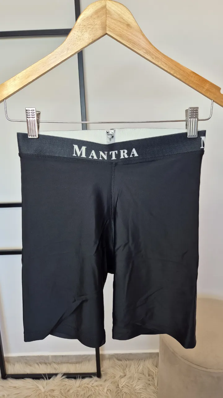 Biker Mantra.
Muy buen estado.
Talle 1.
Cintura 30 cm
Largo 38 cm