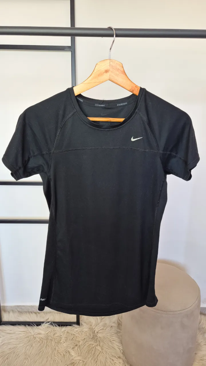 Remera Nike.
Muy buen estado general.
Talle S.
Axilas 38 cm
Largo 58 cm