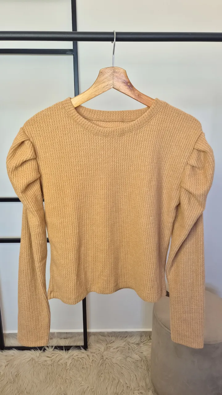 Sweater manga princesa.
Nuevo.
Talle único.
Axilas 44 cm
Largo 50 cm