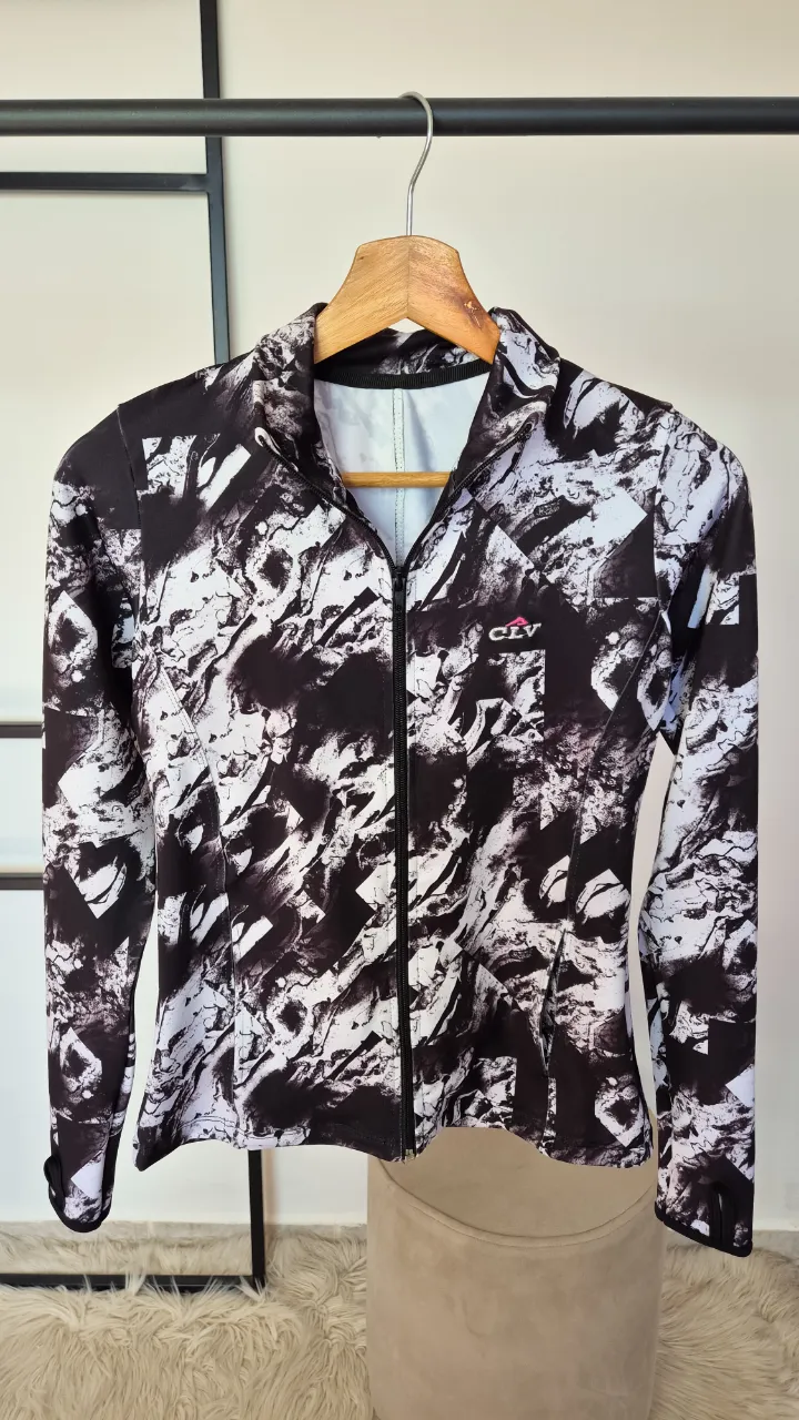 Campera deportiva CLV.
Excelente estado.
Talle 1.
Elastizada.
Axilas 38 cm
Largo 54 cm