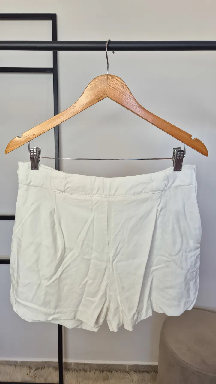 Short de lino Kosiuko.
Muy buen estado.
Talle L.
Con cierre trasero.
Detalle mínimo.
Cintura 38 cm
Largo 33 cm