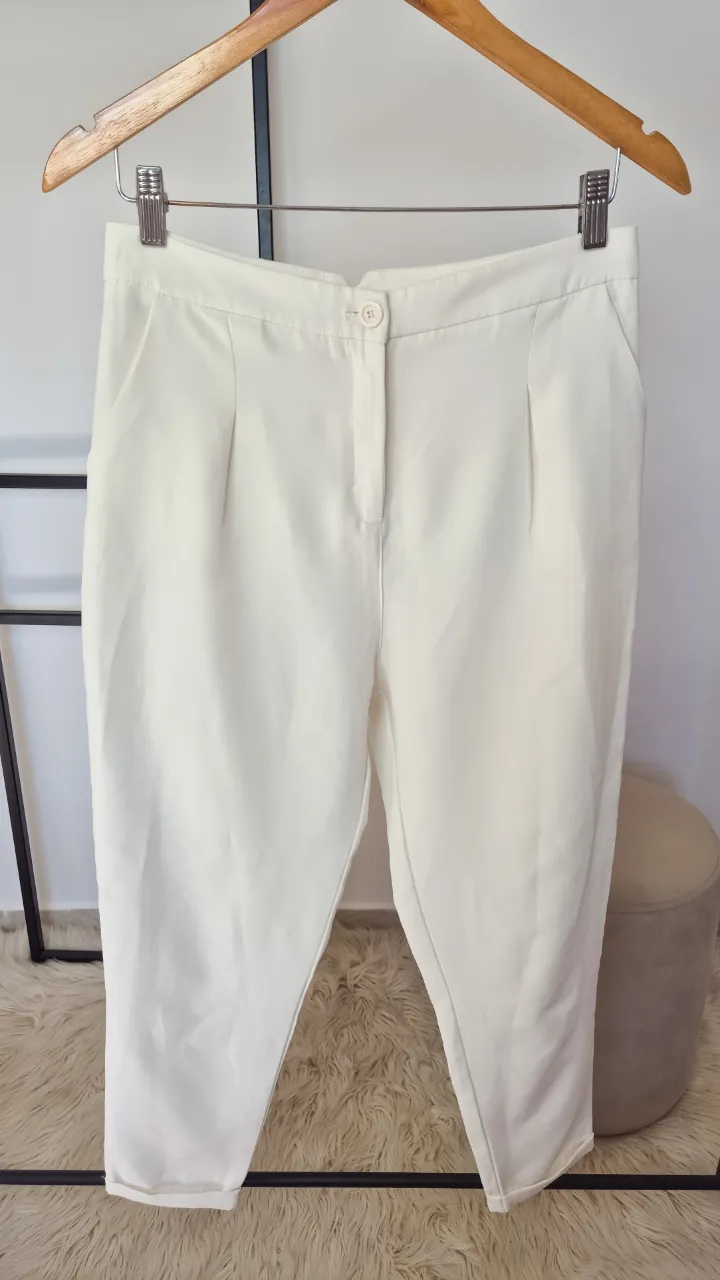 Pantalón sastrero Taicca.
Muy buen estado.
Talle 40. Tiro alto.
Cintura 38 cm
Tiro 34 cm
Largo 96 cm