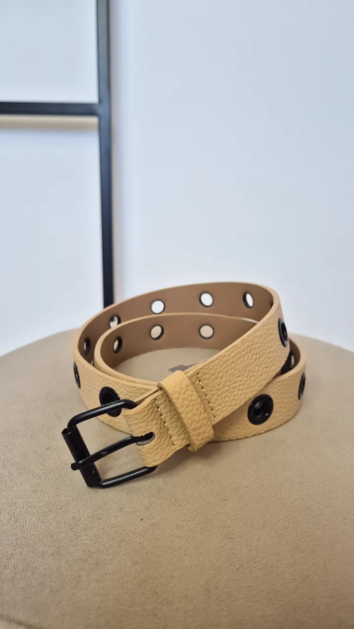 Cinto de cuero sintético.
Largo total 101 cm