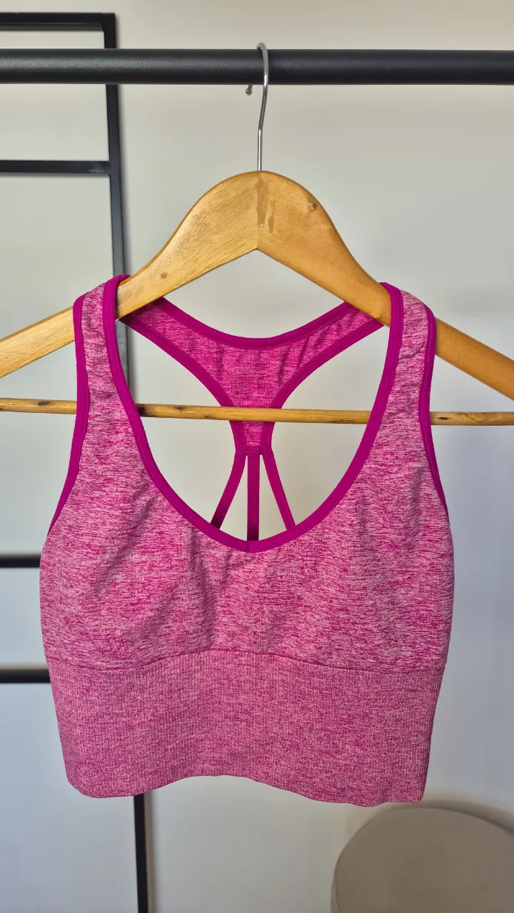 Top Pink.
Muy buen estado.
Para un talle S/M.
Con espacio para colocar tazas.
Axilas 31 cm
Largo 33 cm