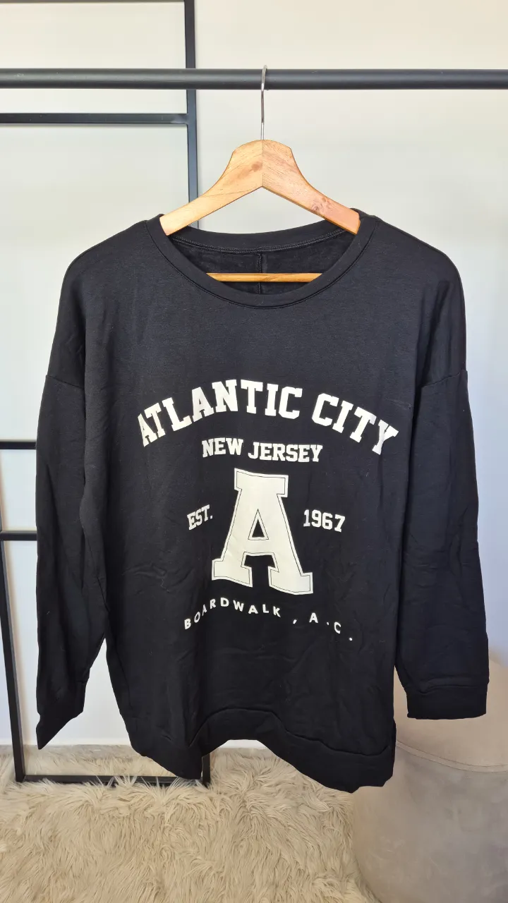 Buzo frisado.
Nuevo.
Talle único.
Axilas 56 cm
Largo 64 cm