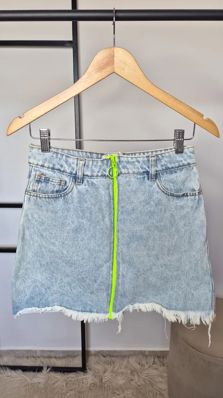 Mini de jean Pieta.
Muy buen estado.
Talle 38.
Rígida.
Cintura 35 cm
Largo 30 cm