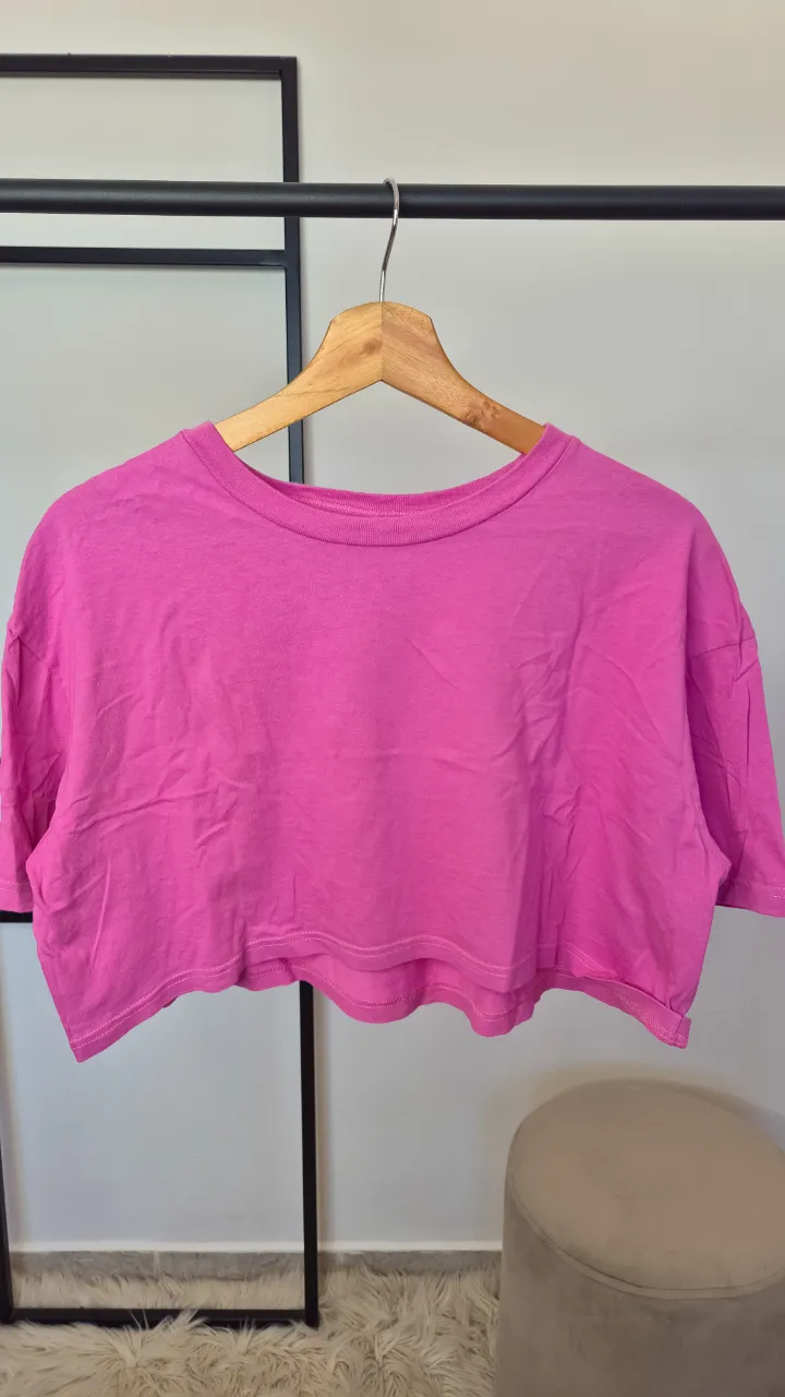 Remera corta Le Utthe.
Muy buen estado general.
Talle M.
Axilas 52 cm
Largo 36 cm