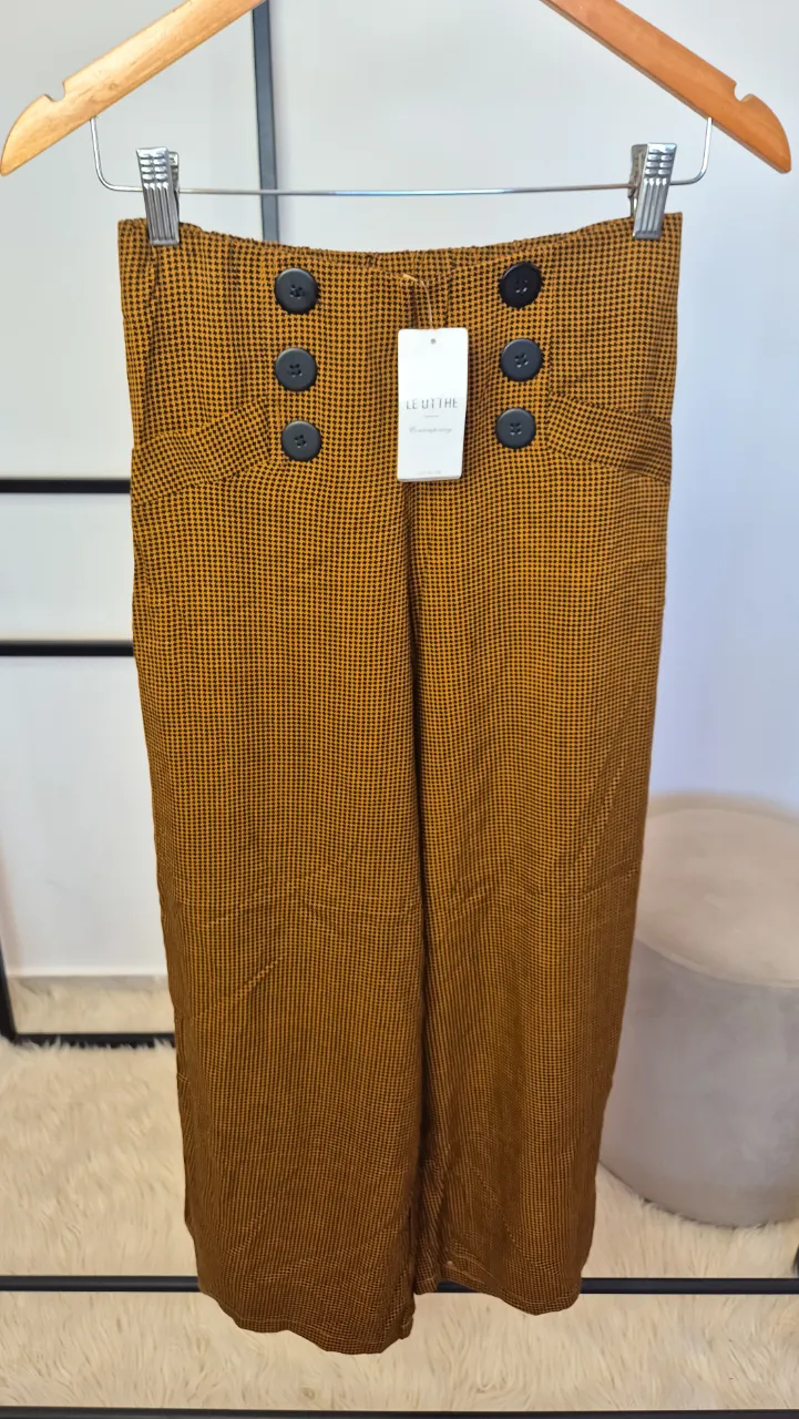 Pantalón Le Utthe.
Nuevo con etiqueta.
Talle 34.
Tiro alto.
Cintura elastizada.
Cintura 32 cm
Largo 93 cm