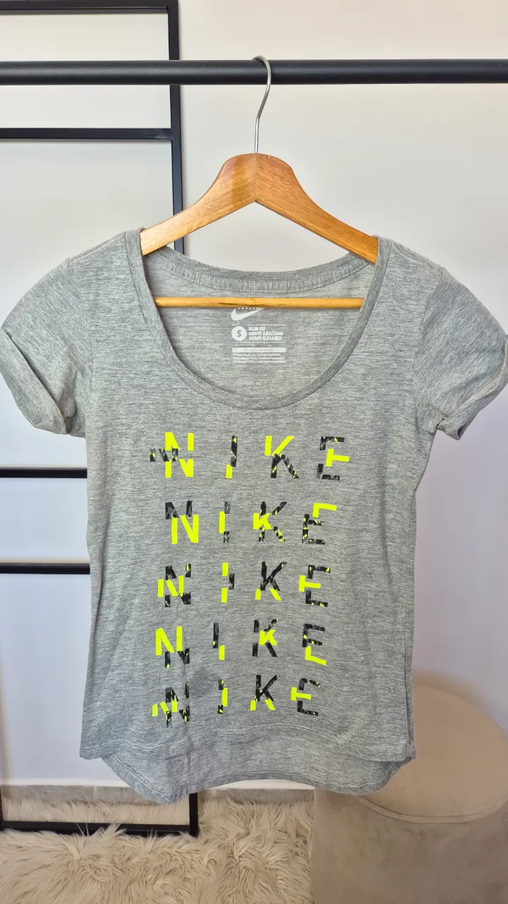 Remera Nike.
Muy buen estado general.
Talle S.