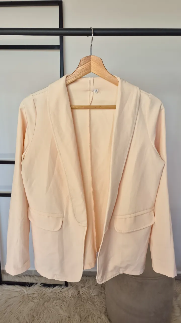 Blazer sin hombreras.
Muy buen estado.
Talle 38.
Axilas 48 cm
Largo 60 cm