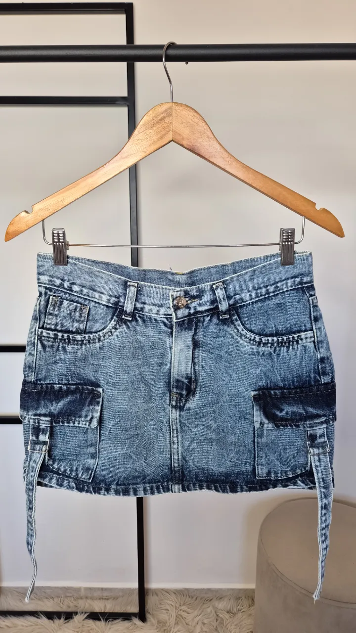 Mini de jean.
Muy buen estado general.
Talle 36.
Rígida.
100% algodón.
Detalle pequeño atrás.
Cintura 36 cm
Largo 32 cm