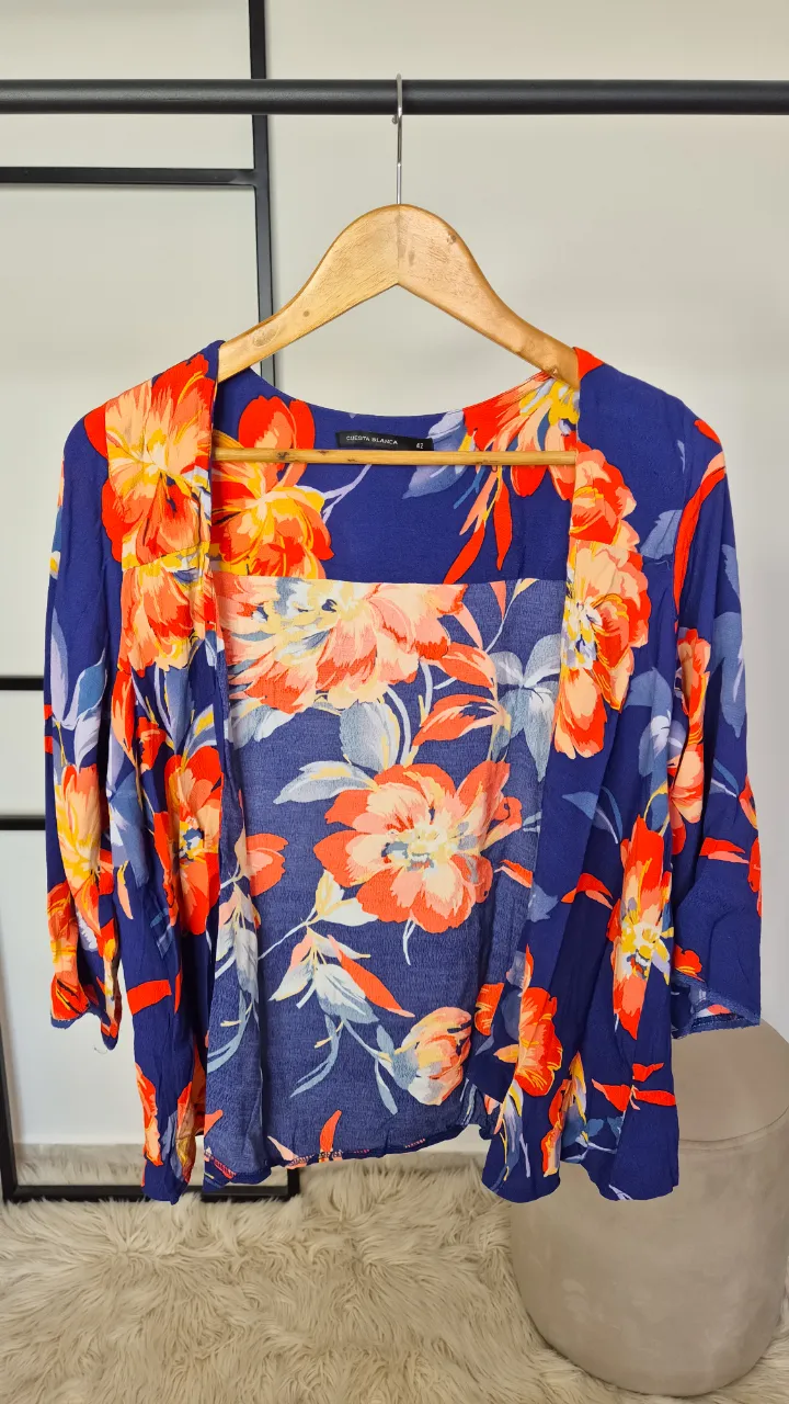 Kimono Cuesta Blanca.
Muy buen estado.
Talle 42.
Espalda 56 cm
Largo 62 cm