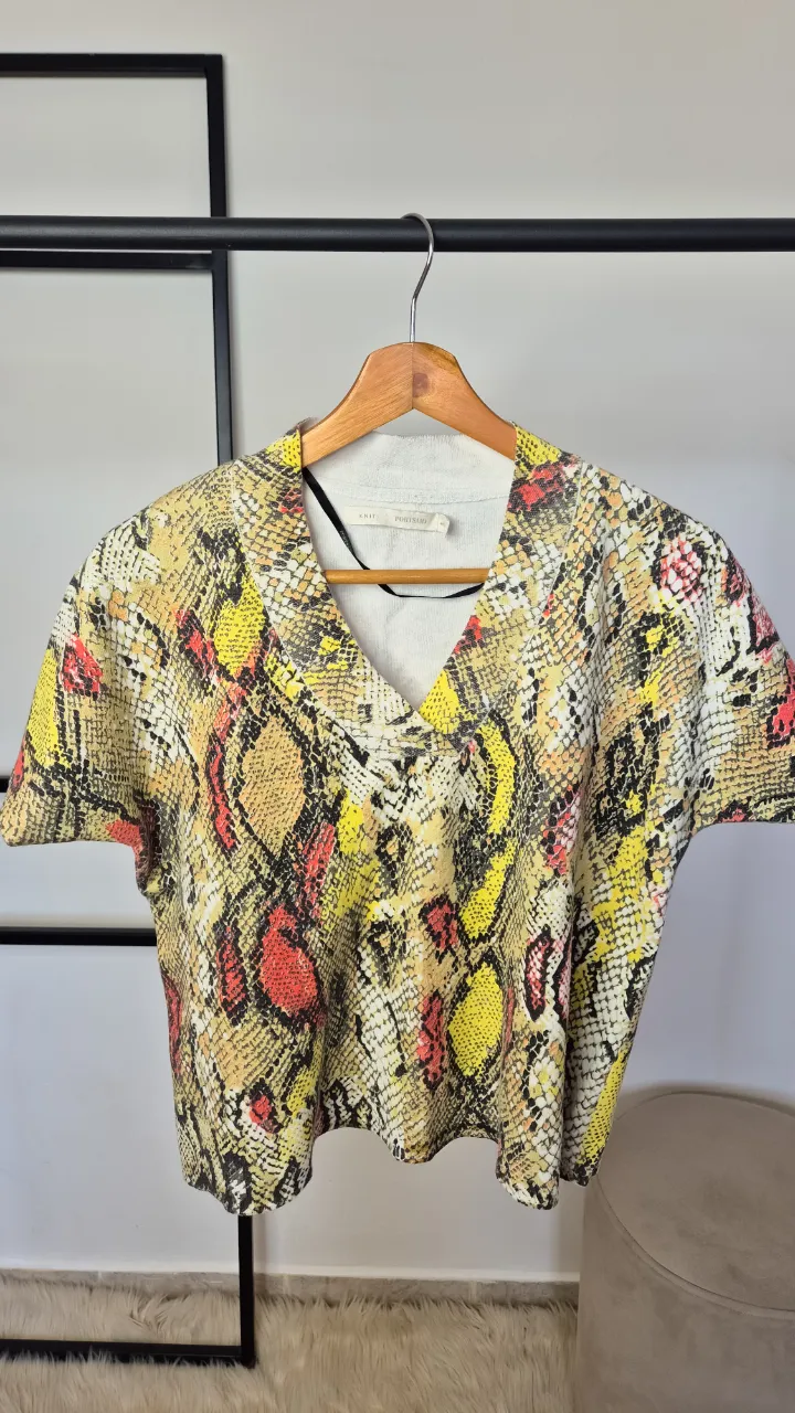 Remera Portsaid Knit.
Muy buen estado.
Talle XS.
Axilas 52 cm
Largo 49 cm