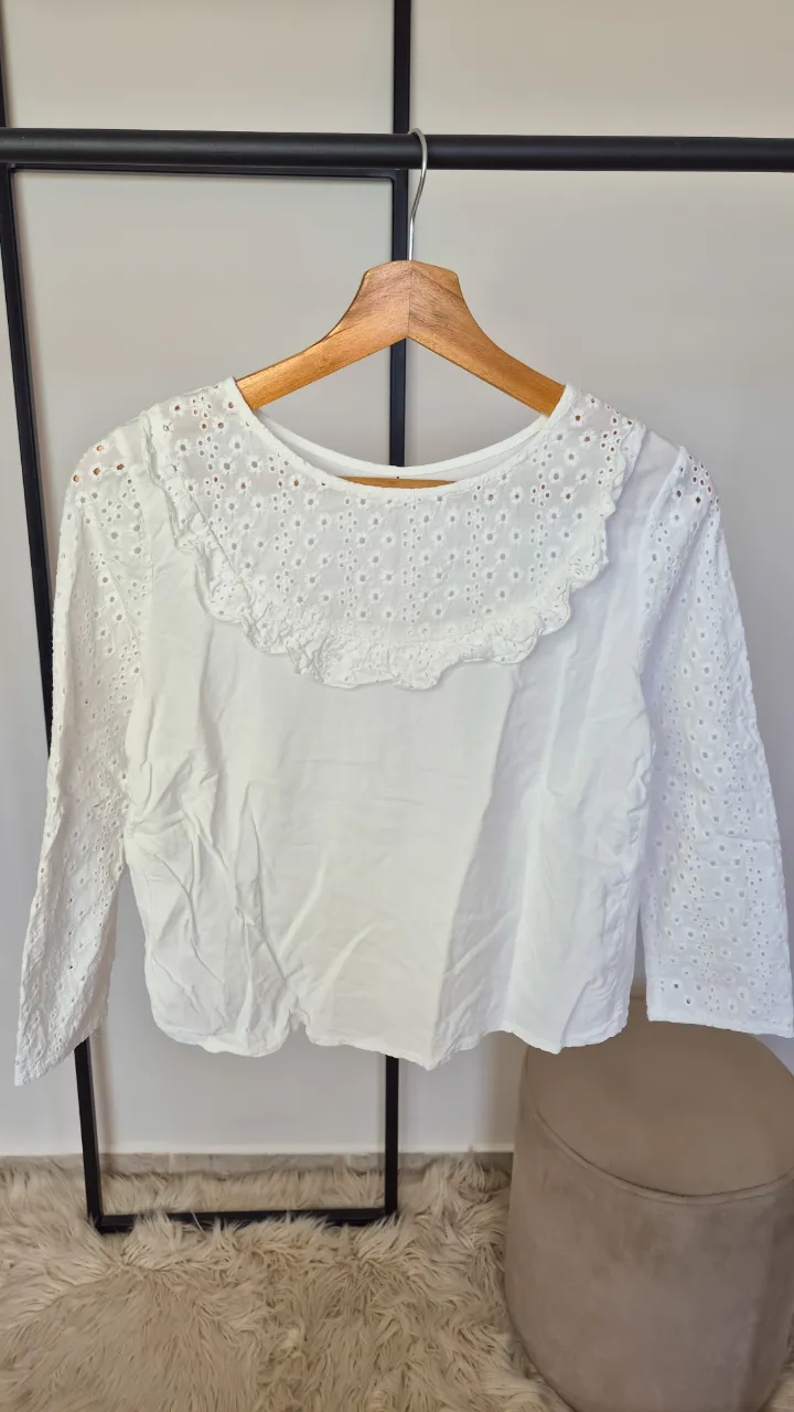 Blusa con detalles en broderie.
Muy buen estado general.
Talle único.
Axilas 42 cm
Largo 46 cm