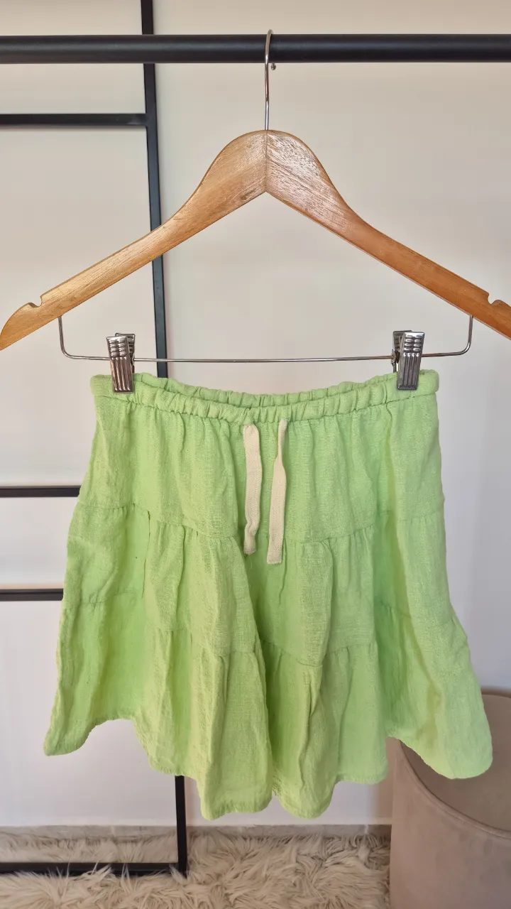 Pollera verde.
Nueva.
Talle igual.
Cintura elastizada.
Cintura 27 cm
Largo 35 cm