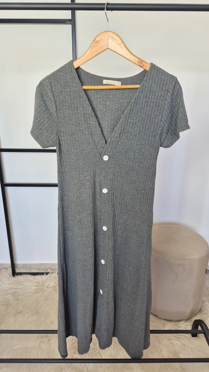 Vestido largo con botones.
Muy buen estado.
Talle 3.
Axilas 38 cm
Largo 116 cm