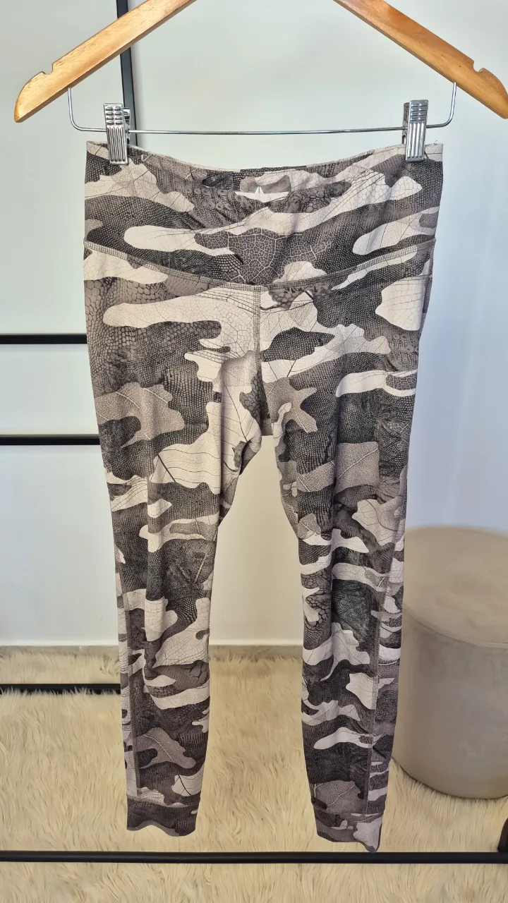 Calza Reebok.
Buen estado general.
Talle S.
Axilas 32 cm
Largo 91 cm