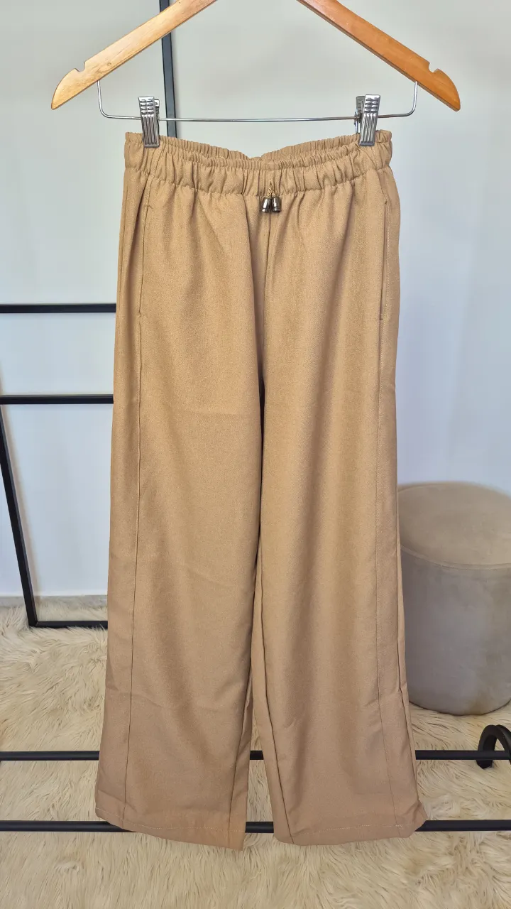 Pantalón tostado.
Nuevo.
Talle M.
Tiro alto.
Cintura elastizada.
Cintura 28 cm
Largo 106 cm