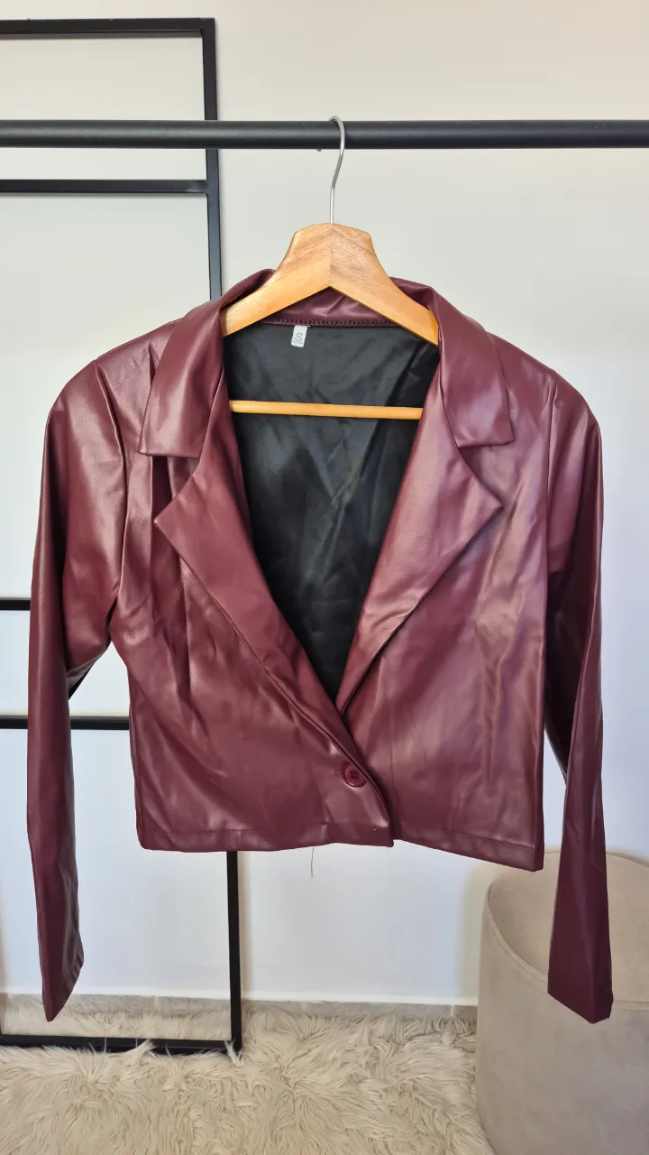 Blazer engomado.
Nuevo.
Talle S.
Axilas 41 cm
Largo 43 cm