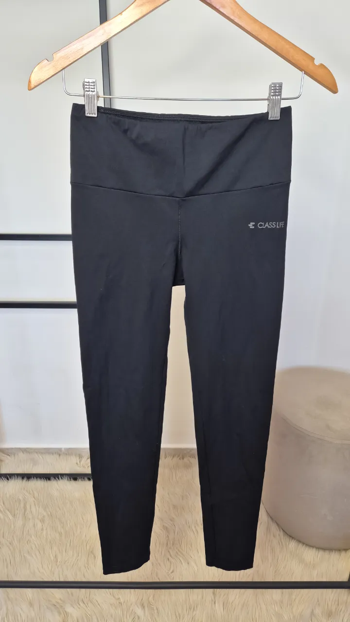 Calza larga Class Life.
Muy buen estado.
Talle M.
Cintura 30 cm
Largo 93 cm