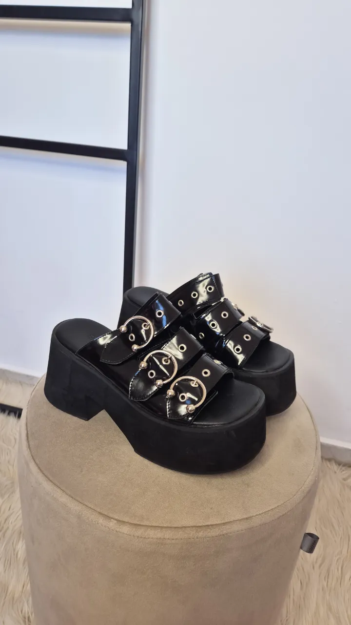 Plataformas Sarkany de cuero charolado.
Muy buen estado.
Número 38 (24,5 cm).
Alto 8 cm.