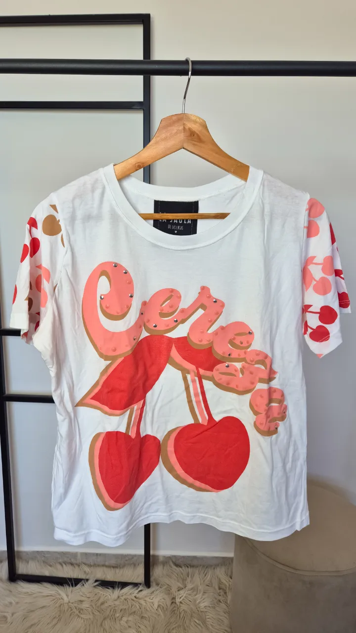 Remera La Jaula.
Muy buen estado general.
Talle único.
Axilas 50 cm
Largo 56 cm