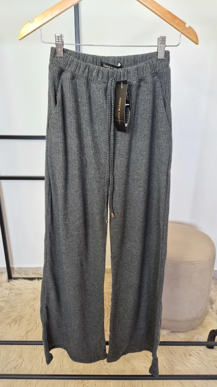 Pantalón suelto Cuesta Blanca.
Nuevo con etiqueta
Talle 40 (S).
Tabla de talles en la última foto.