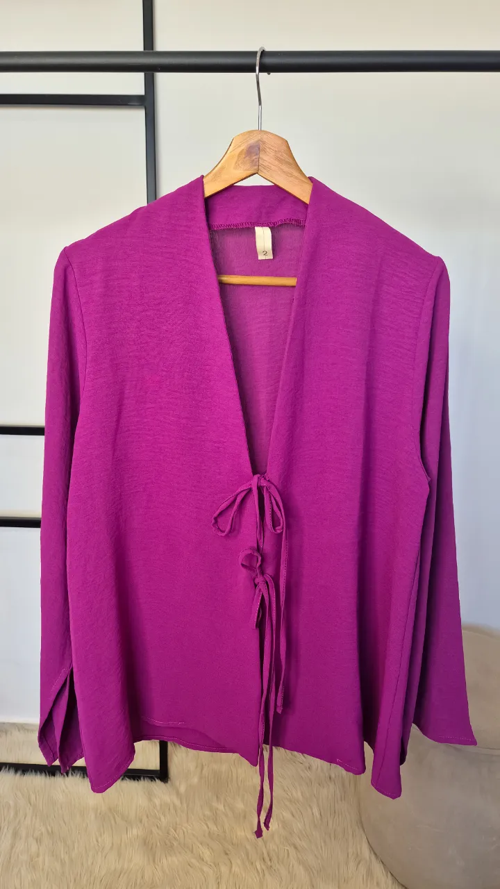 Blusa para atar.
Muy buen estado.
Talle 2.
Axilas 50 cm
Largo 64 cm