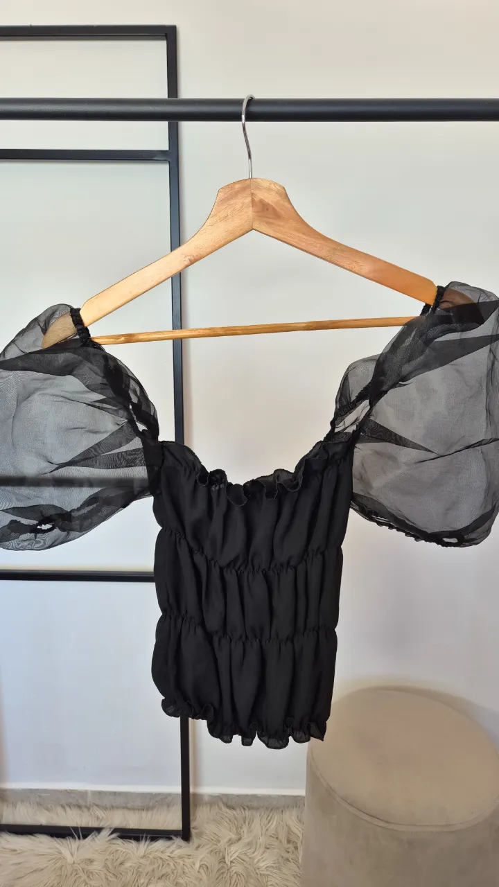 Top con mangas princesa de microtul.
Excelente estado.
Talle único.
Axilas 23 cm
Largo 42 cm aprox