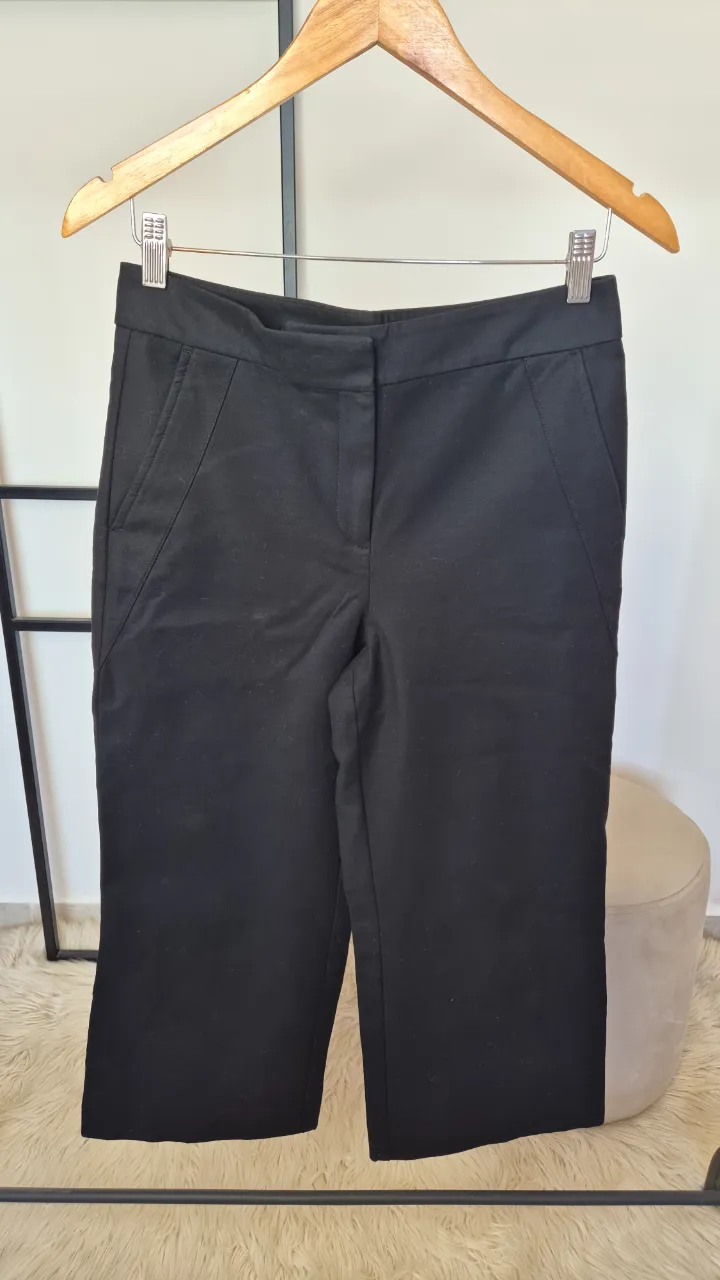 Pantalón al tobillo Ann Taylor.
Muy buen estado.
Para un talle L. Elastizado.
Cintura 37 cm
Tiro 28 cm
Largo 86 cm