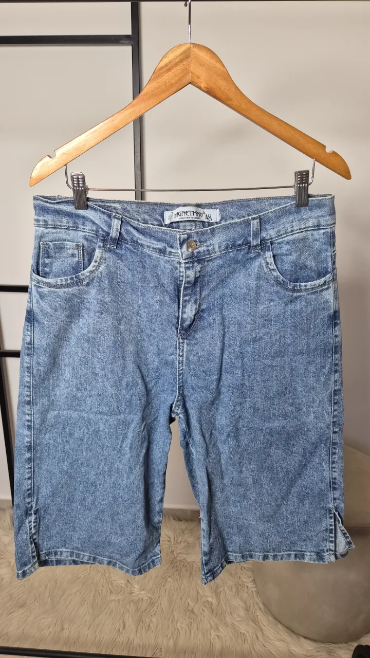 Bermuda de jean.
Muy buen estado.
Talle 48.
Rígida.
Cintura 42 cm
Tiro 32 cm
Largo 64 cm