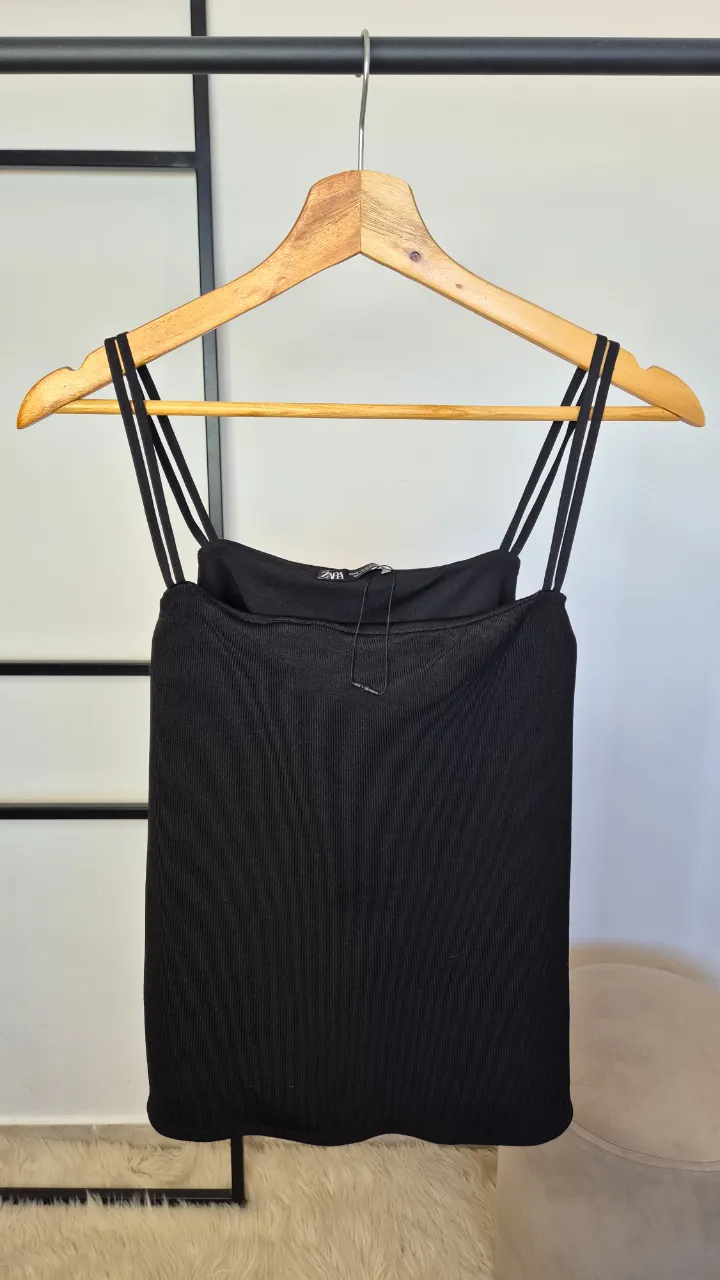 Top Zara con espalda descubierta.
Nueva.
Talle M.
Axilas 35 cm
Largo total 55 cm