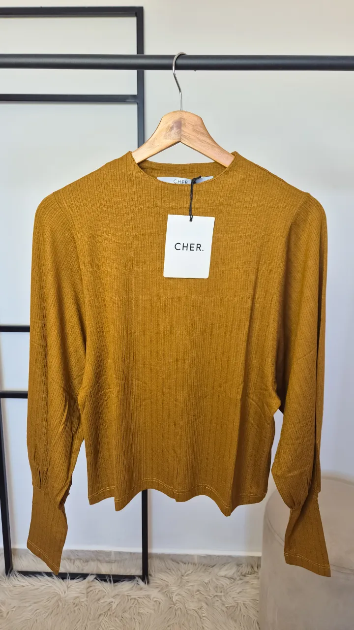 Remera Cher.
Nueva con etiqueta.
Talle 2.
Axilas 44 cm
Largo 48 cm