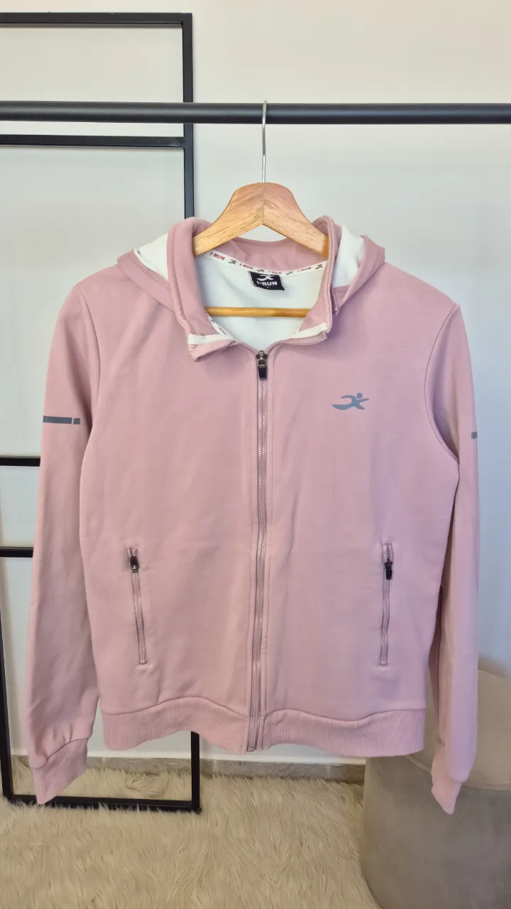 Campera deportiva elastizada.
Excelente estado.
Talle L.
Interior abrigado con pelito.
Axilas 48 cm
Largo 54 cm