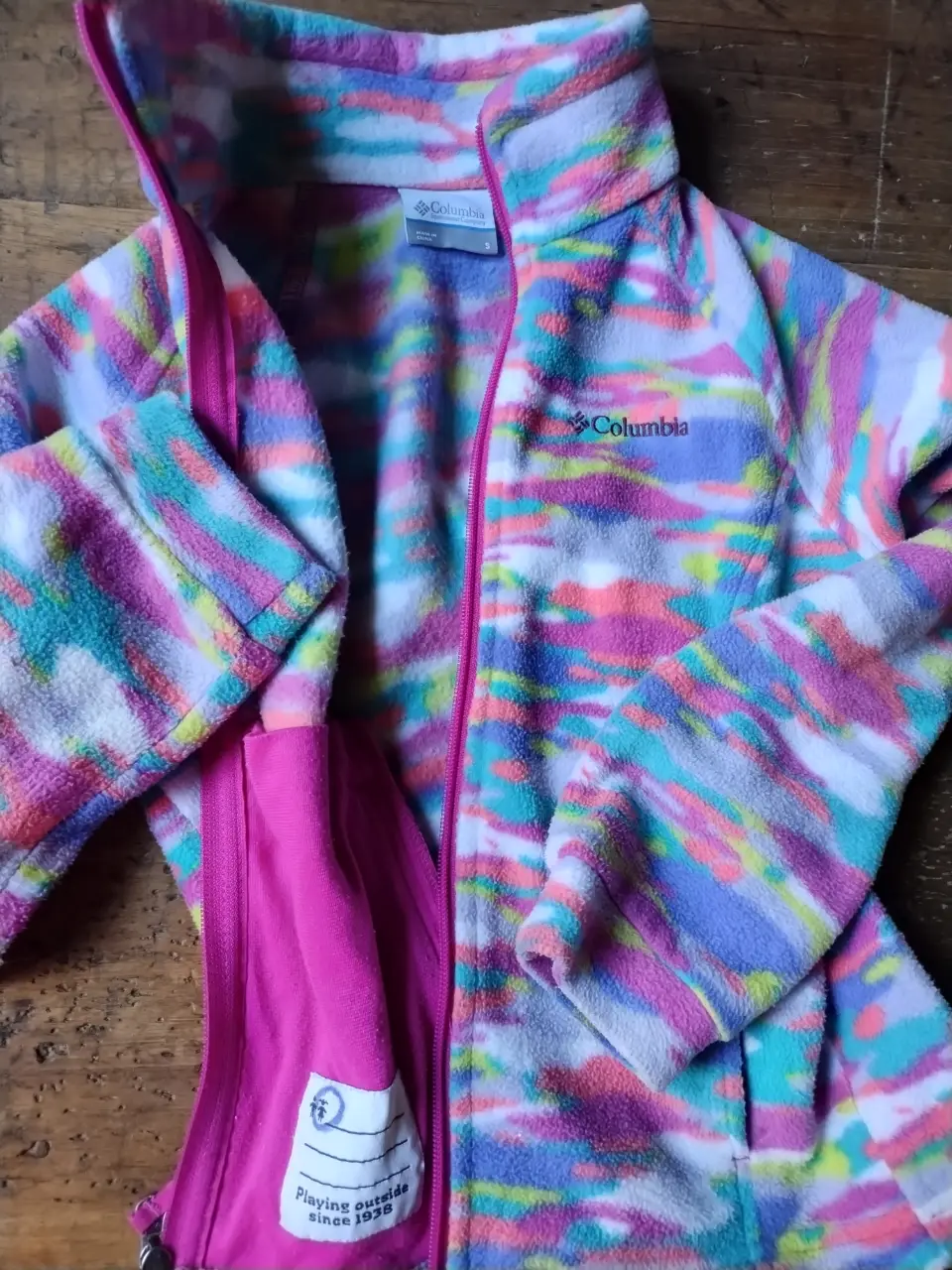 Buzo con cierre de polar para niña, con estampado multicolor. Ideal para el invierno.