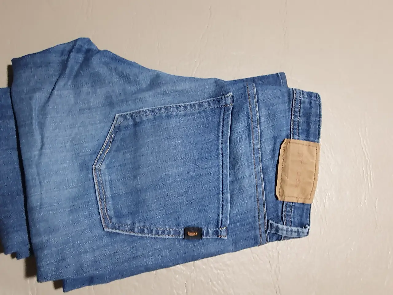 Jeans de mujer, azul, corte recto, con bolsillos delanteros y traseros. Talle T42/T26.