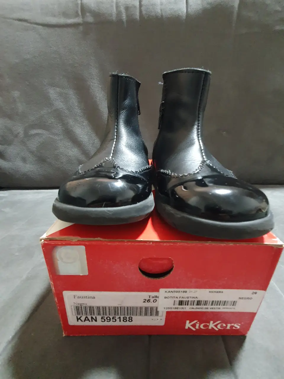 Botines Kickers Faustina negros para niña, con detalles de charol y cierre lateral. Talle 26.